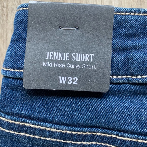 True Religion Jennie Mid Rise Curvy Short Raw Hem Size W32 NWT - Picture 9 of 10